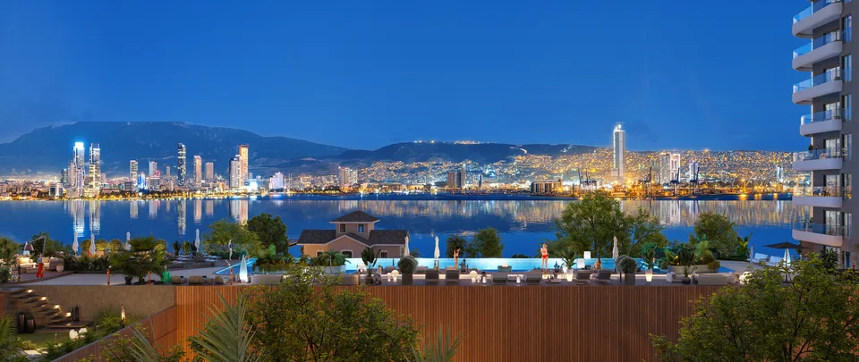 Gece aydınlatmalı havuz terası ve körfez silüeti